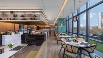 2 restaurants; breakfast served