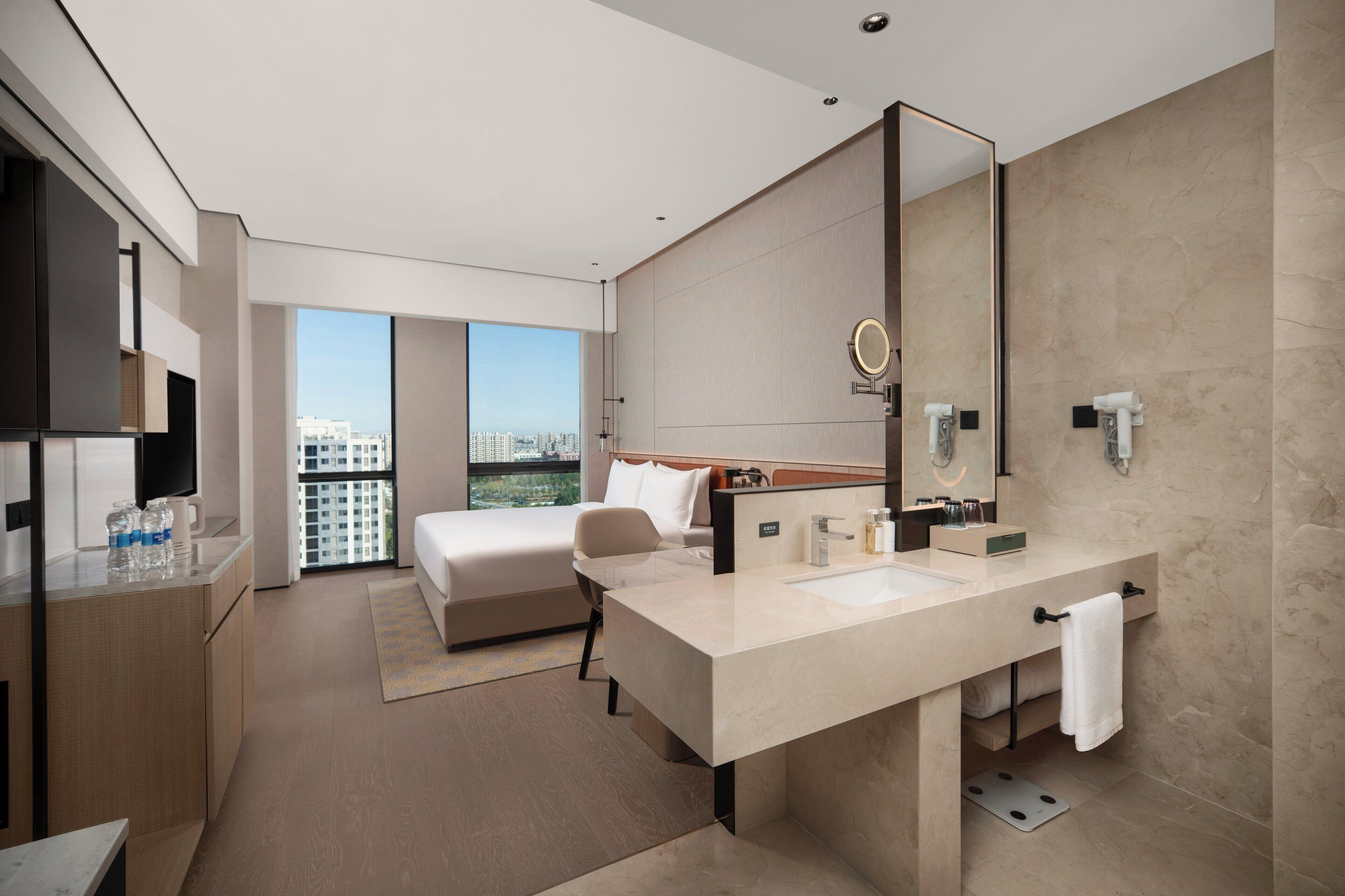 Cubrecamas, caja de seguridad en la habitación y escritorio 