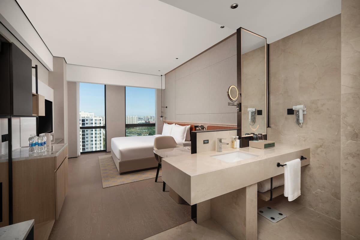 Superior-huone, 1 keskisuuri parisänky | Tallelokero huoneessa, työpöytä, silitysrauta/-lauta, ilmainen Wi-Fi