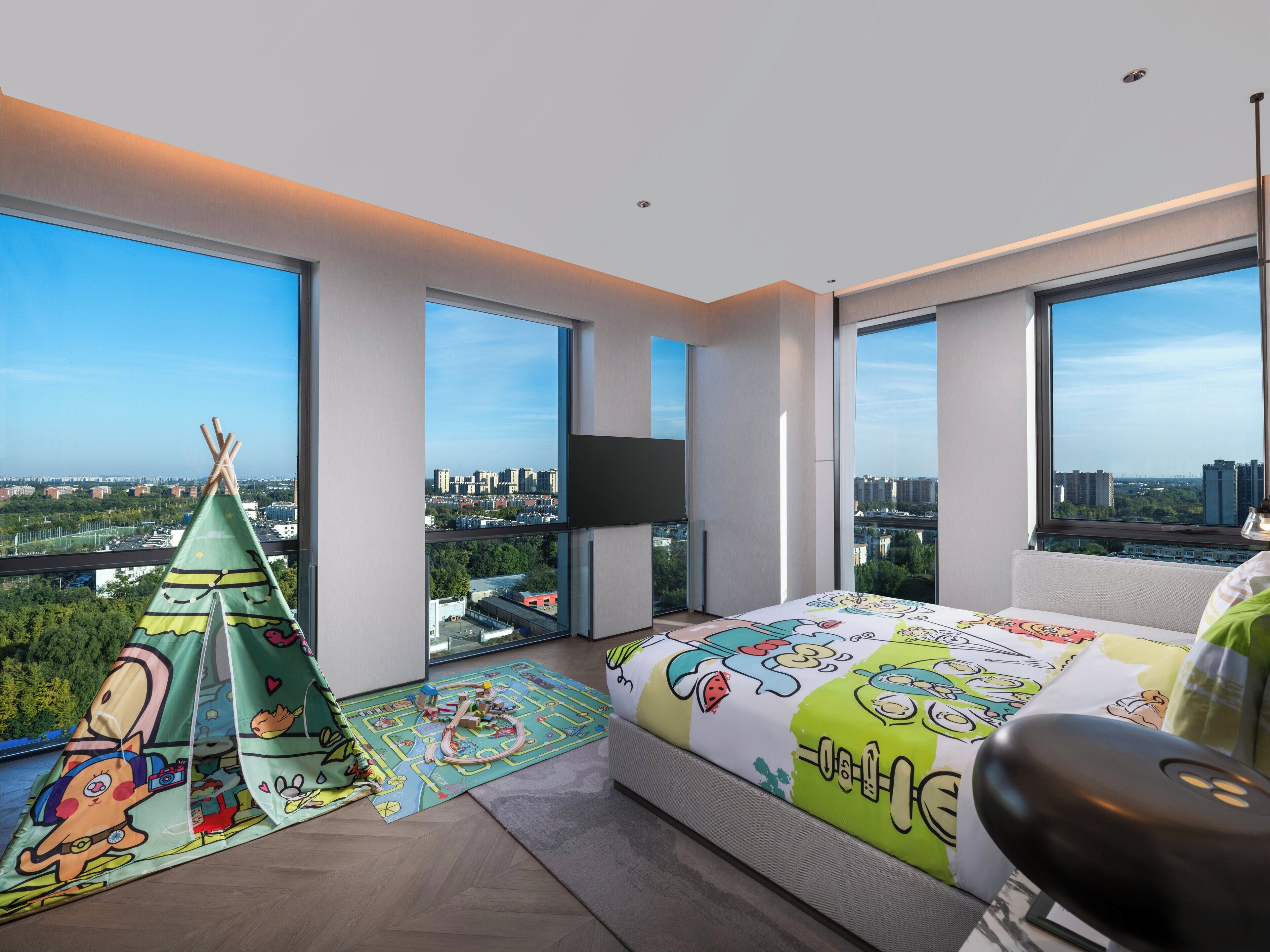 Cubrecamas, caja de seguridad en la habitación y escritorio 