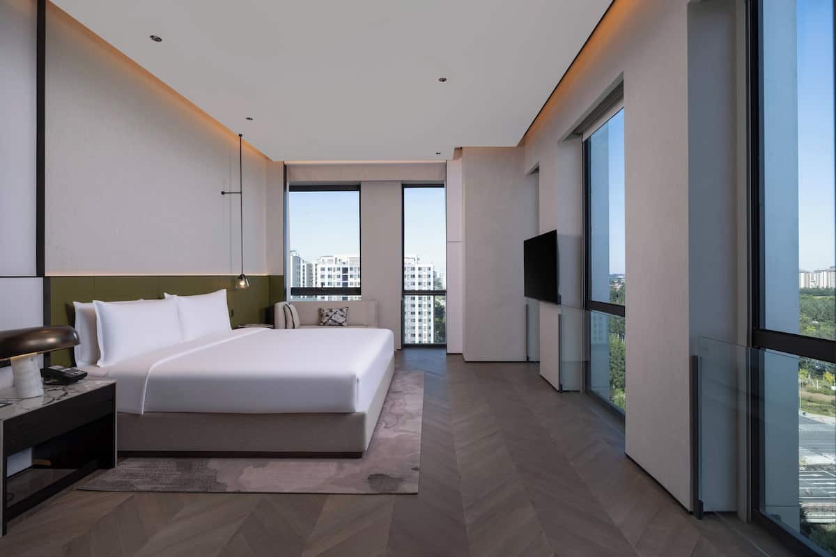 Sviitti, 1 makuuhuone, kaupunkinäköala | Tallelokero huoneessa, työpöytä, silitysrauta/-lauta, ilmainen Wi-Fi