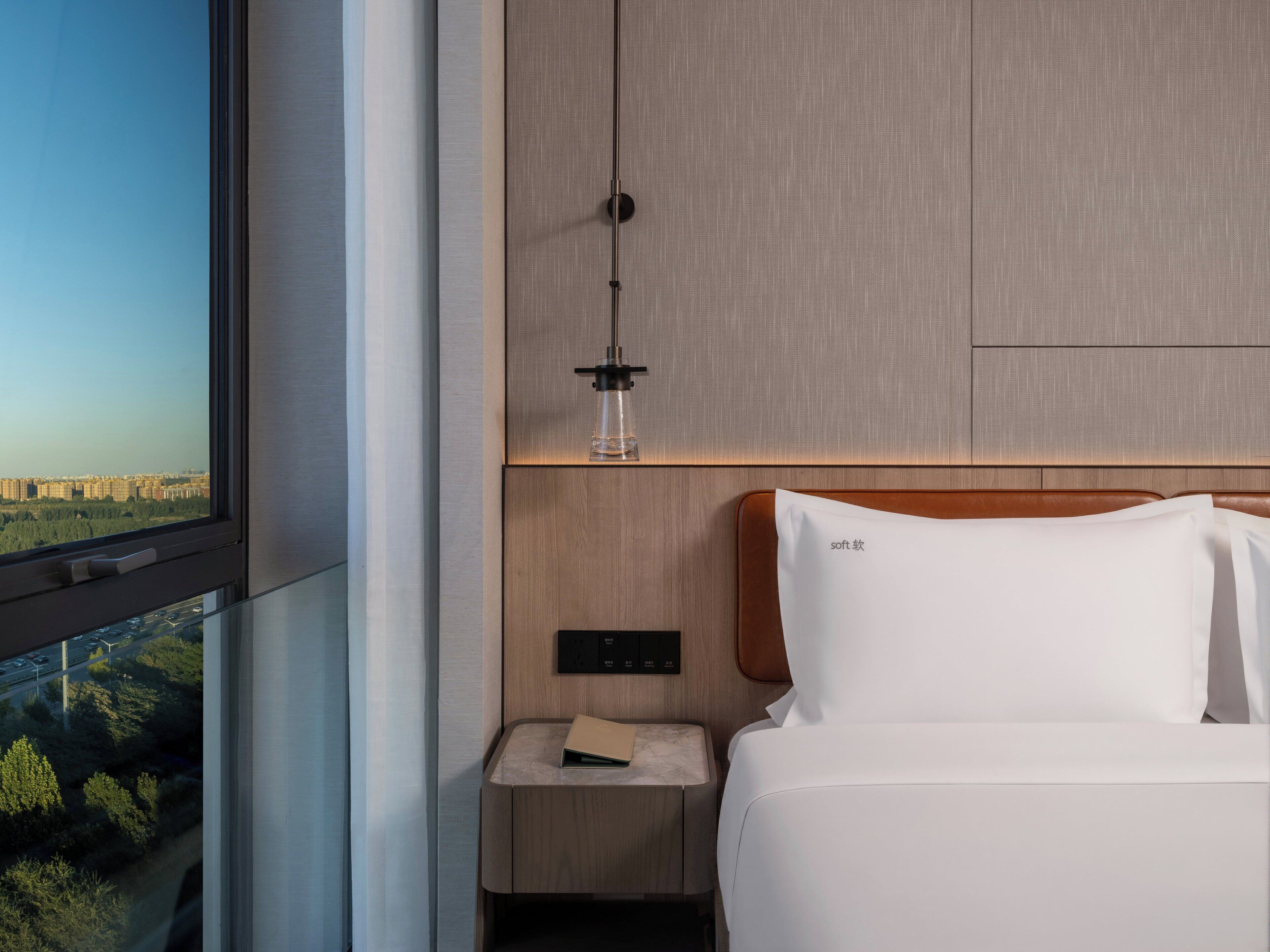 Cubrecamas, caja de seguridad en la habitación y escritorio 