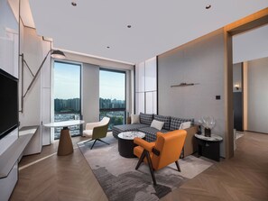 Cubrecamas, caja de seguridad en la habitación y escritorio