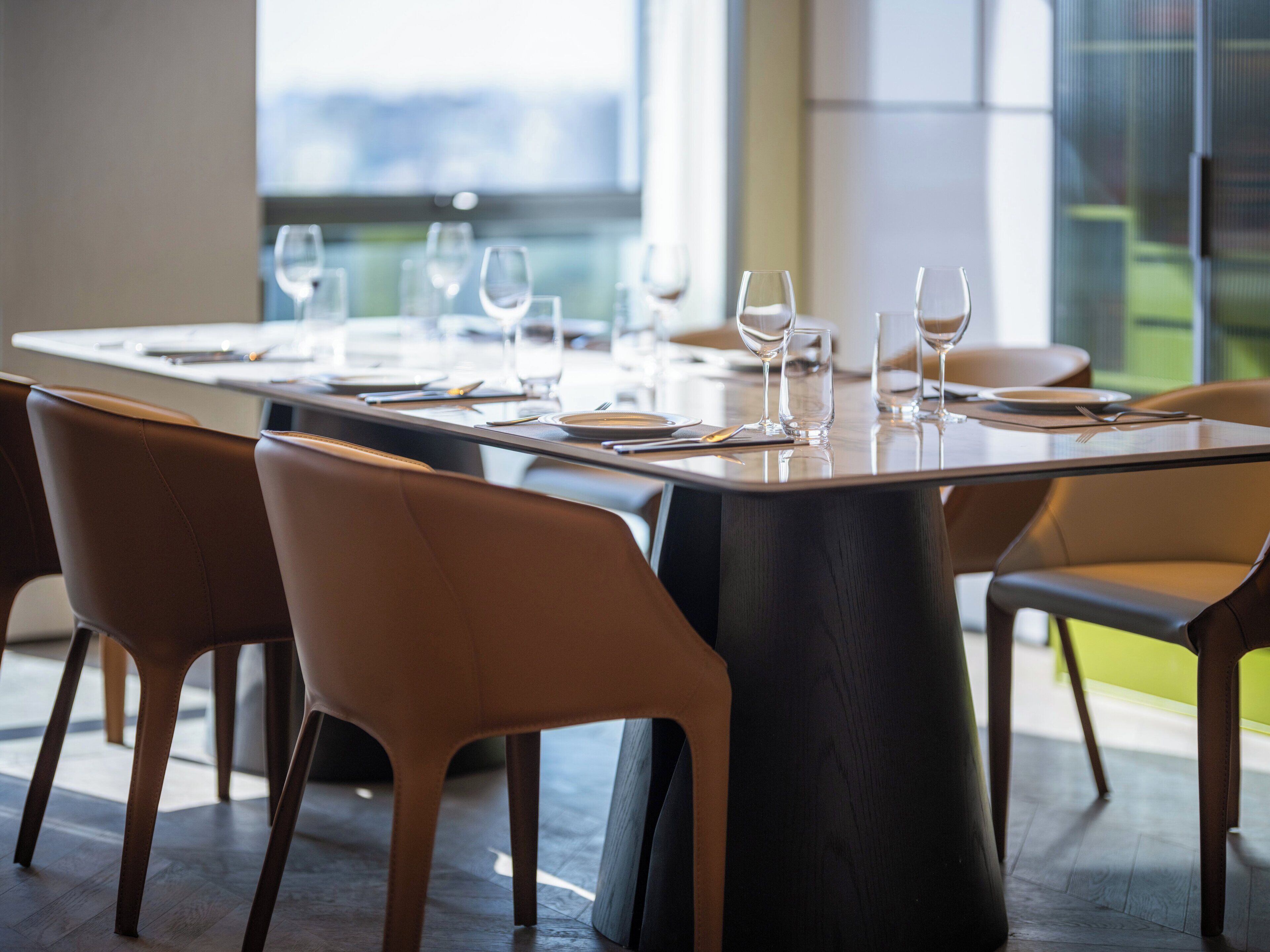 Cubrecamas, caja de seguridad en la habitación y escritorio 