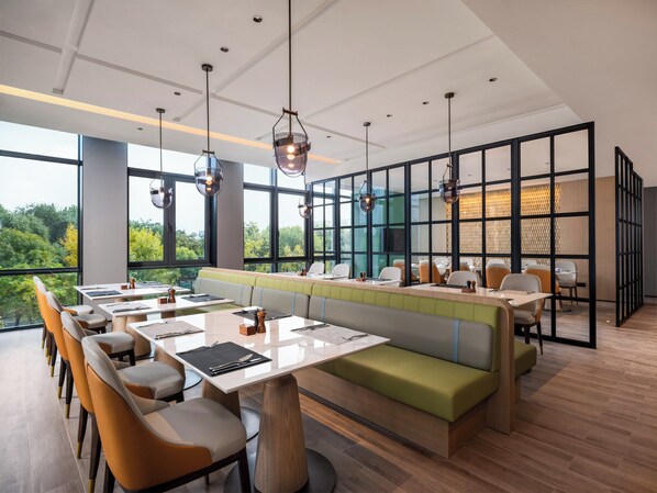 2 restaurants, serveren ontbijt