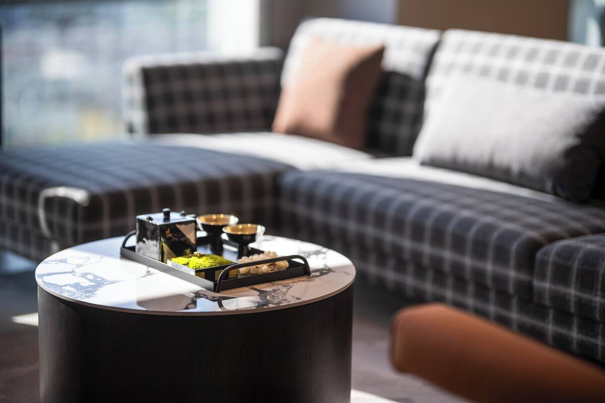 Caja de seguridad en la habitación y escritorio