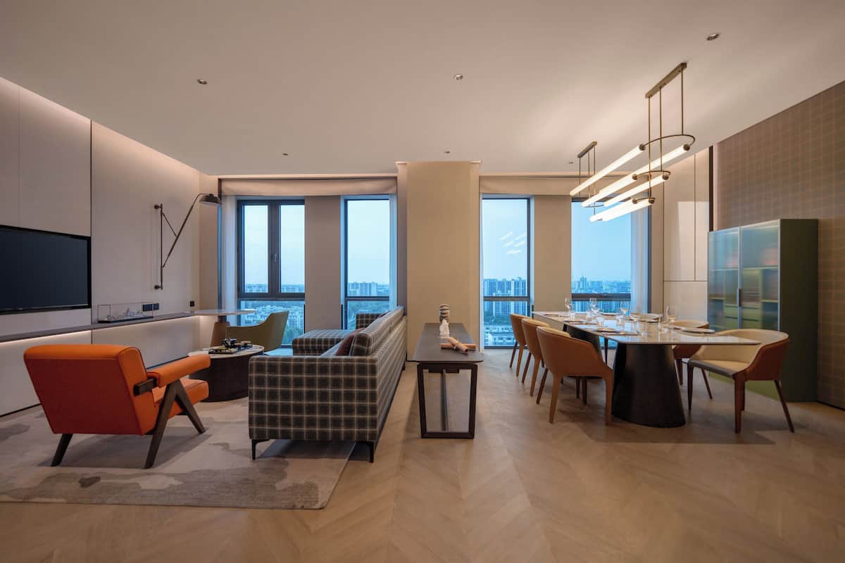 Sviitti, 1 makuuhuone (Living and Dining Area) | Tallelokero huoneessa, työpöytä, silitysrauta/-lauta, ilmainen Wi-Fi