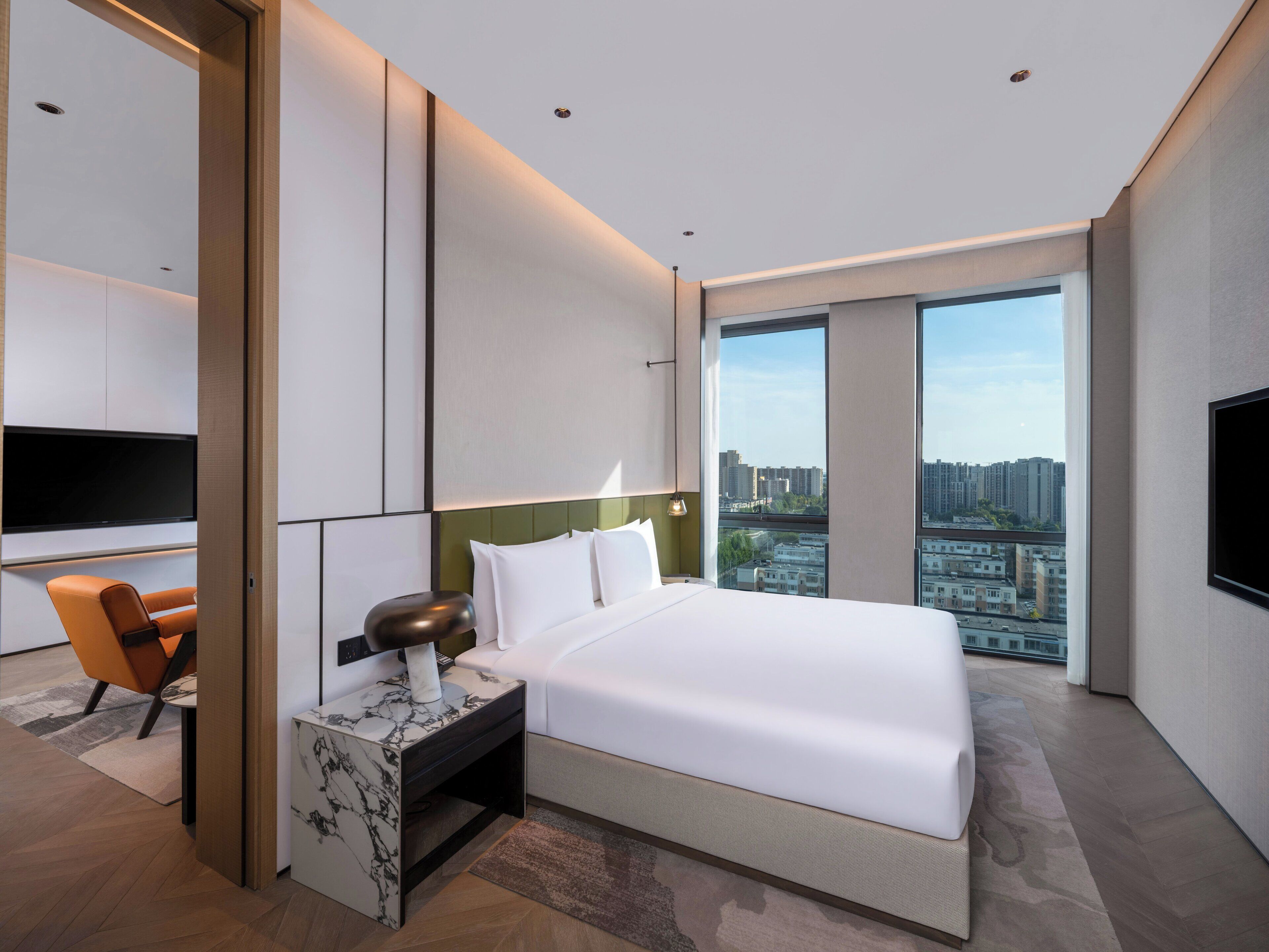 Cubrecamas, caja de seguridad en la habitación y escritorio 