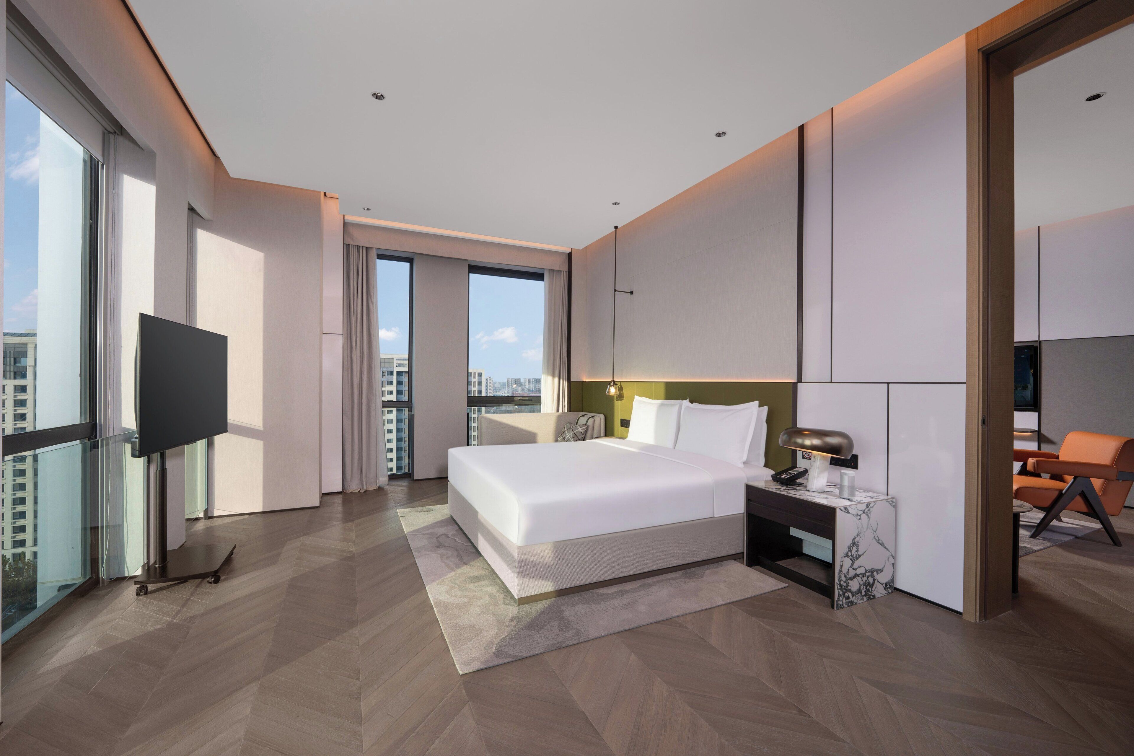 Cubrecamas, caja de seguridad en la habitación y escritorio 