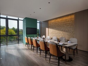 2 restaurants, breakfast served - Holiday Inn Beijing Daxing Centre by IHG (Daxing)