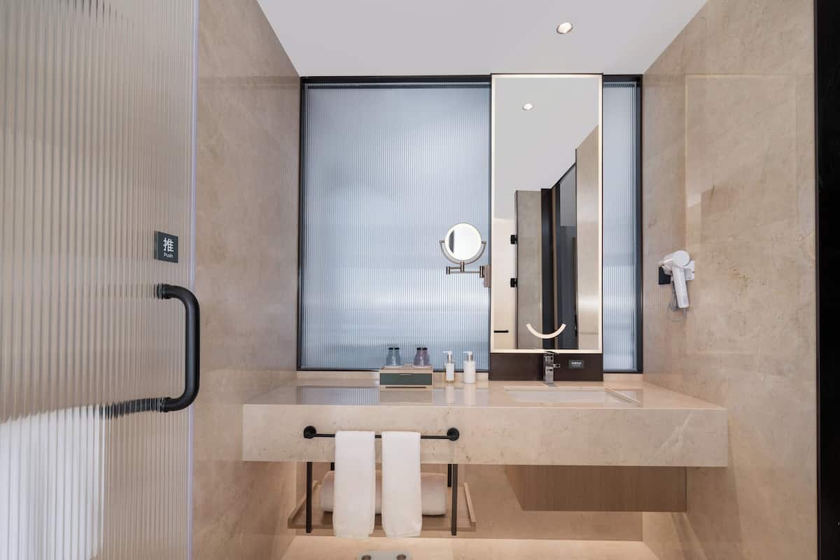 Down duvets, in-room safe, desk, blackout curtains