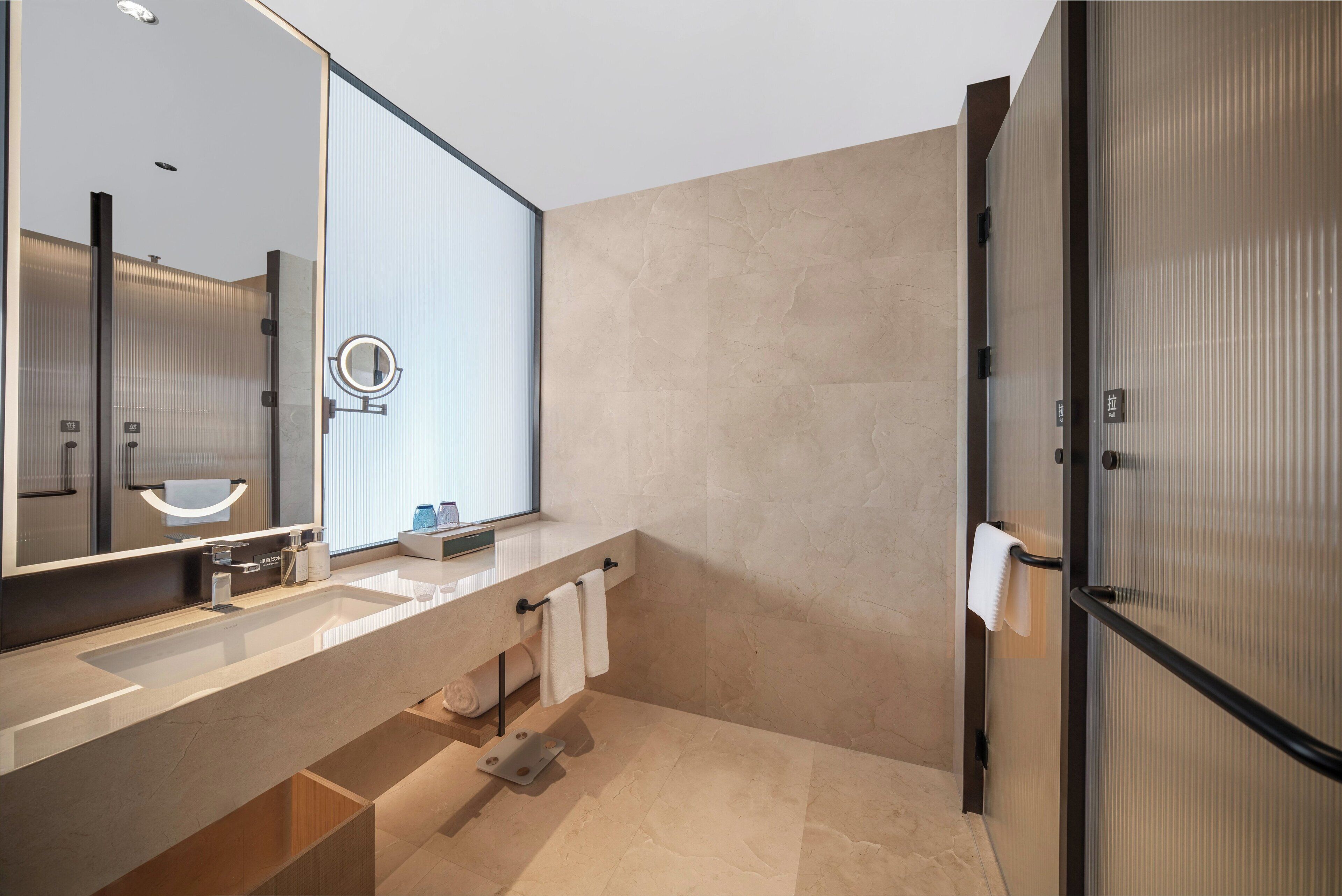 羽绒被、客房内保险箱、办公桌、遮光窗帘