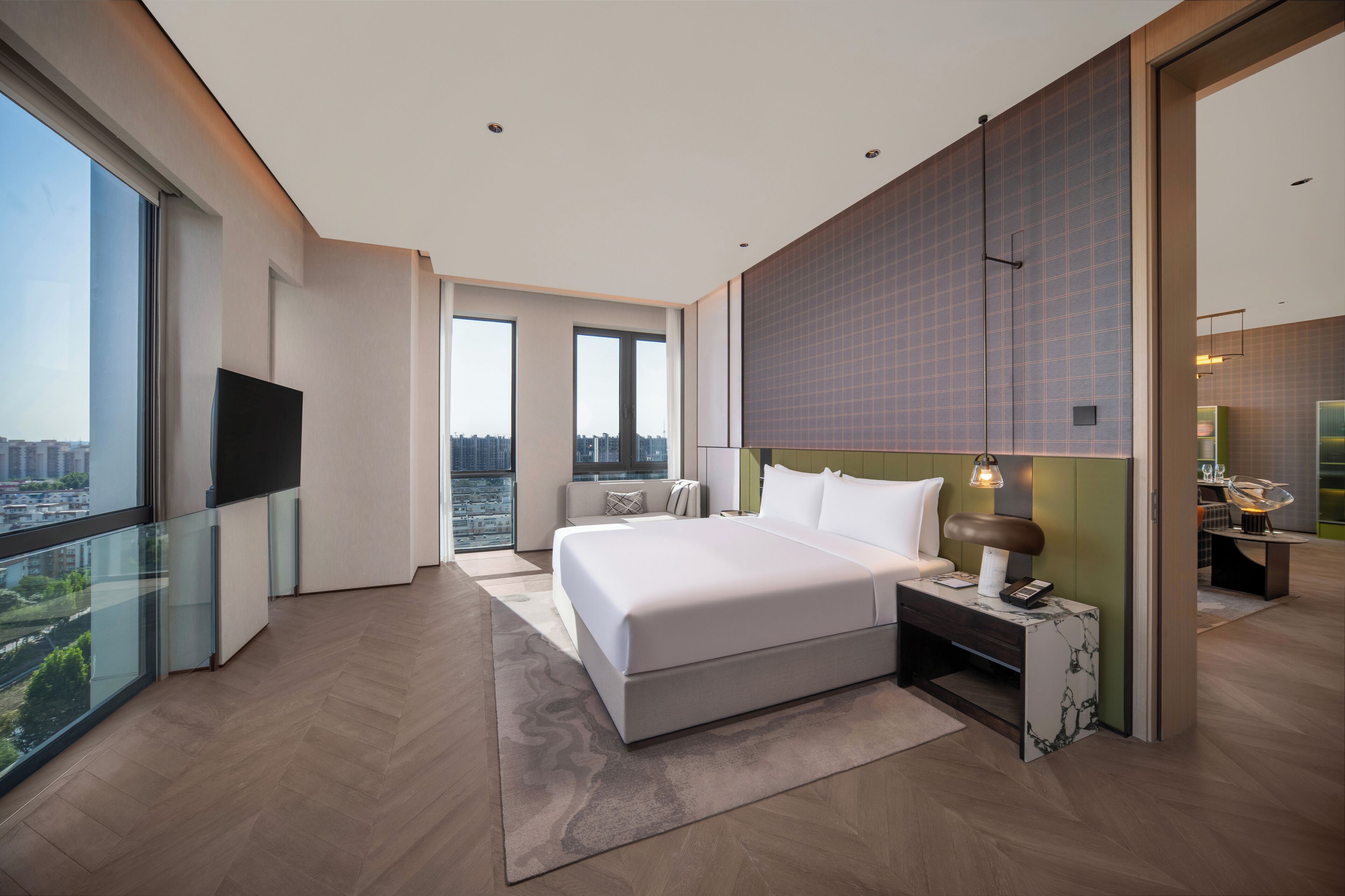 스위트, 침실 1개 (Living and Dining Area) | 오리/거위털 이불, 객실 내 금고, 책상, 암막 커튼