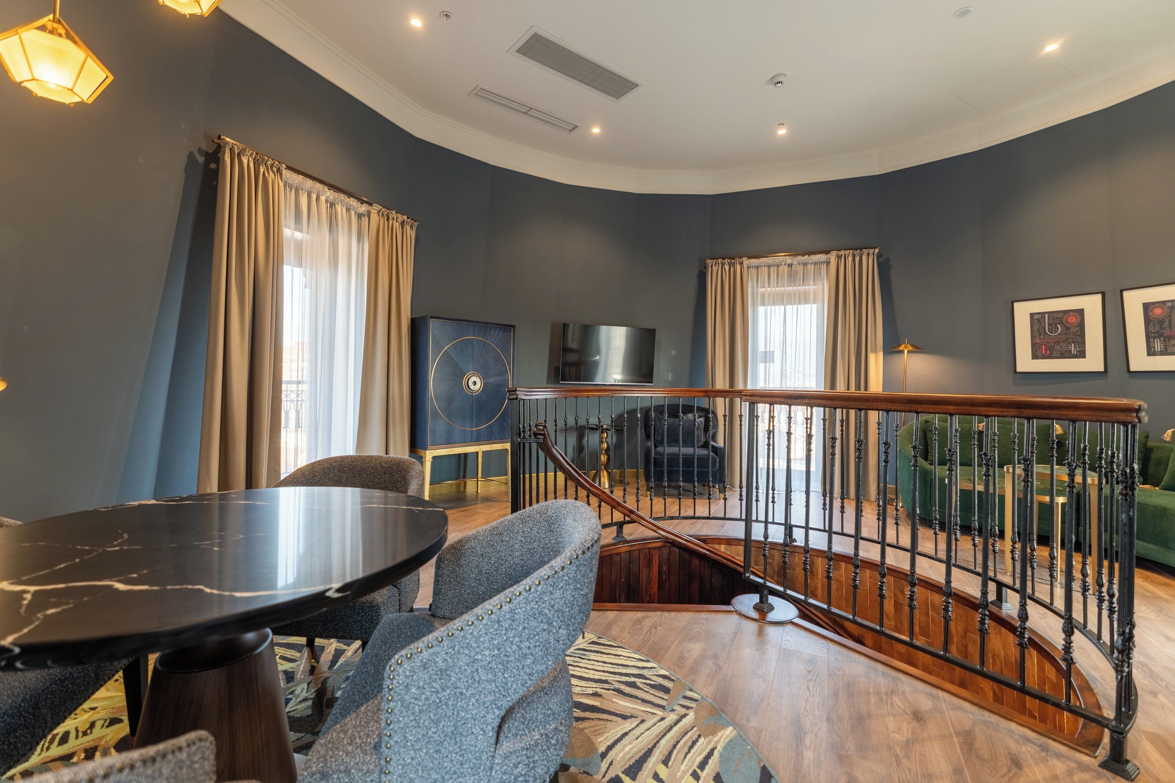 Hypo-allergenic bedding, minibar, in-room safe, desk