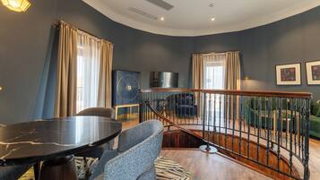 Hypo-allergenic bedding, minibar, in-room safe, desk