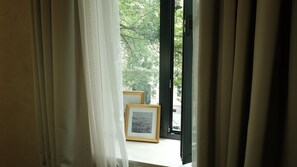 Hypo-allergenic bedding, minibar, in-room safe, desk