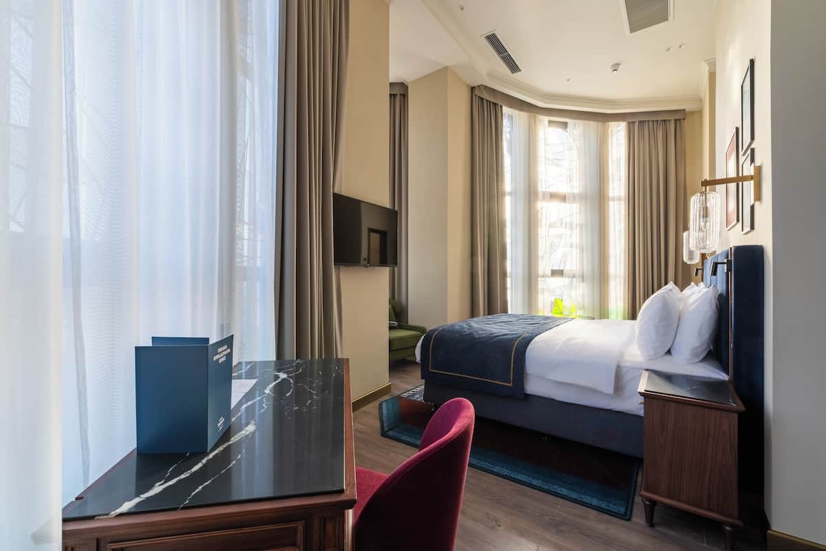 Suite, 2 Bedrooms | Hypo-allergenic bedding, minibar, in-room safe, desk