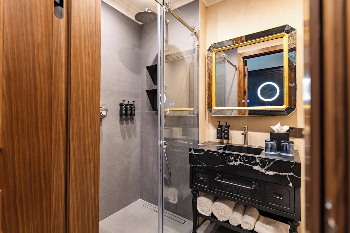 Standardrum - 1 kingsize-säng | Rumsbekvämlighet