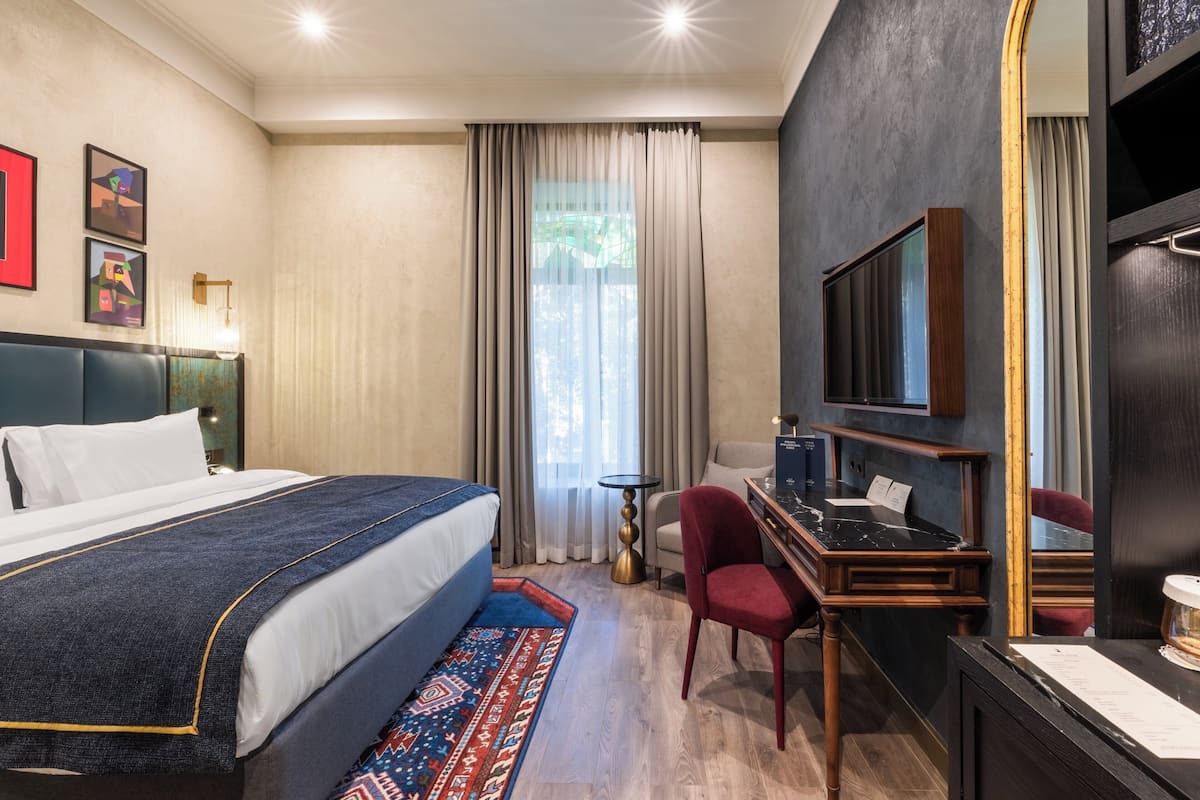 Standardrum - 1 kingsize-säng (Old City View) | Allergitestade sängkläder, minibar och värdeförvaringsskåp på rummet