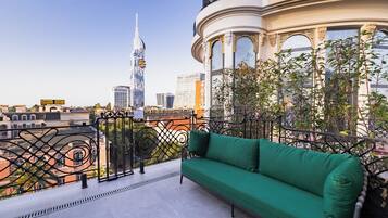 Standard-huone, 1 suuri parisänky (Old City View, Outdoor Terrace) | Allergiatestatut vuodevaatteet, minibaari, tallelokero huoneessa