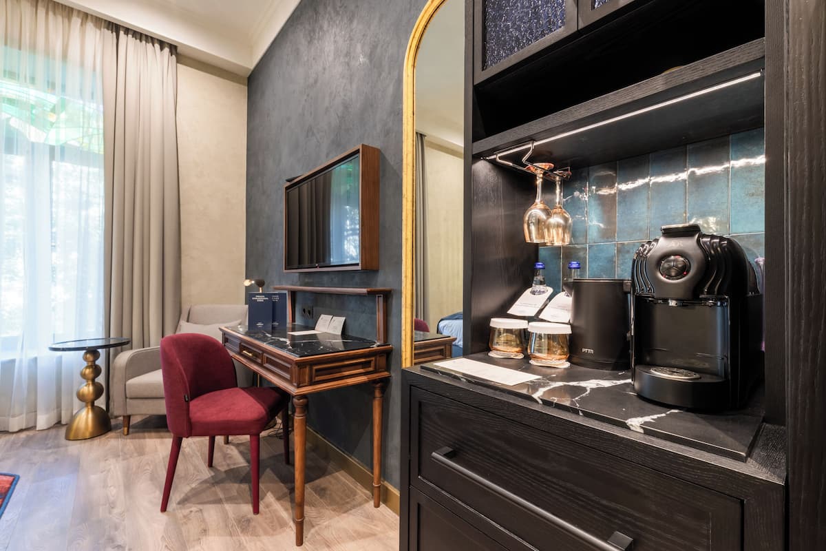 Allergitestade sängkläder, minibar och värdeförvaringsskåp på rummet