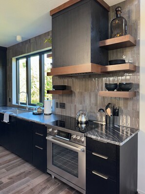 Mikroaaltouuni, uuni, liesi, astianpesukone