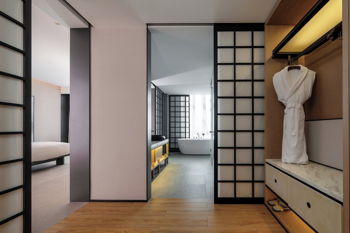 ห้องสวีท, เตียงคิงไซส์ 1 เตียง | เครื่องนอนระดับพรีเมียม, ผ้านวมขนเป็ด, พื้นที่ทำงานแบบใช้แล็ปท็อป