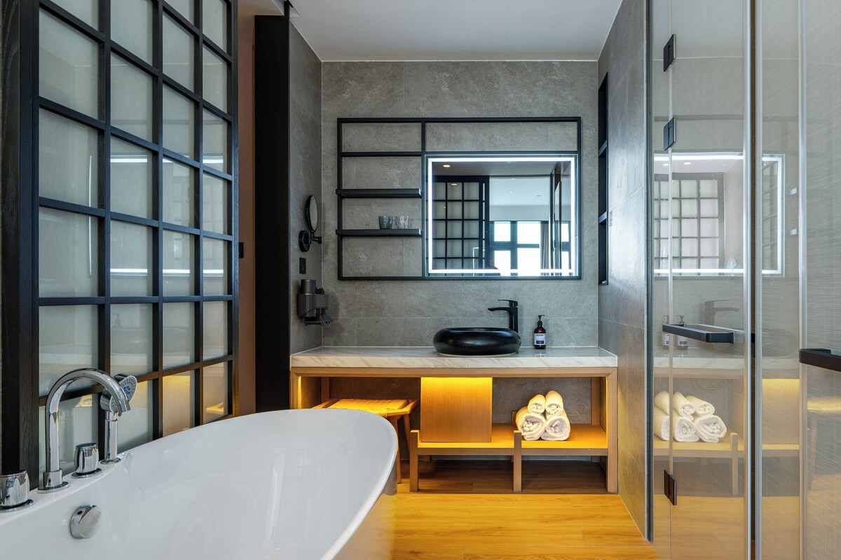 ห้องสวีท, หลายเตียง | เครื่องนอนระดับพรีเมียม, ผ้านวมขนเป็ด, พื้นที่ทำงานแบบใช้แล็ปท็อป