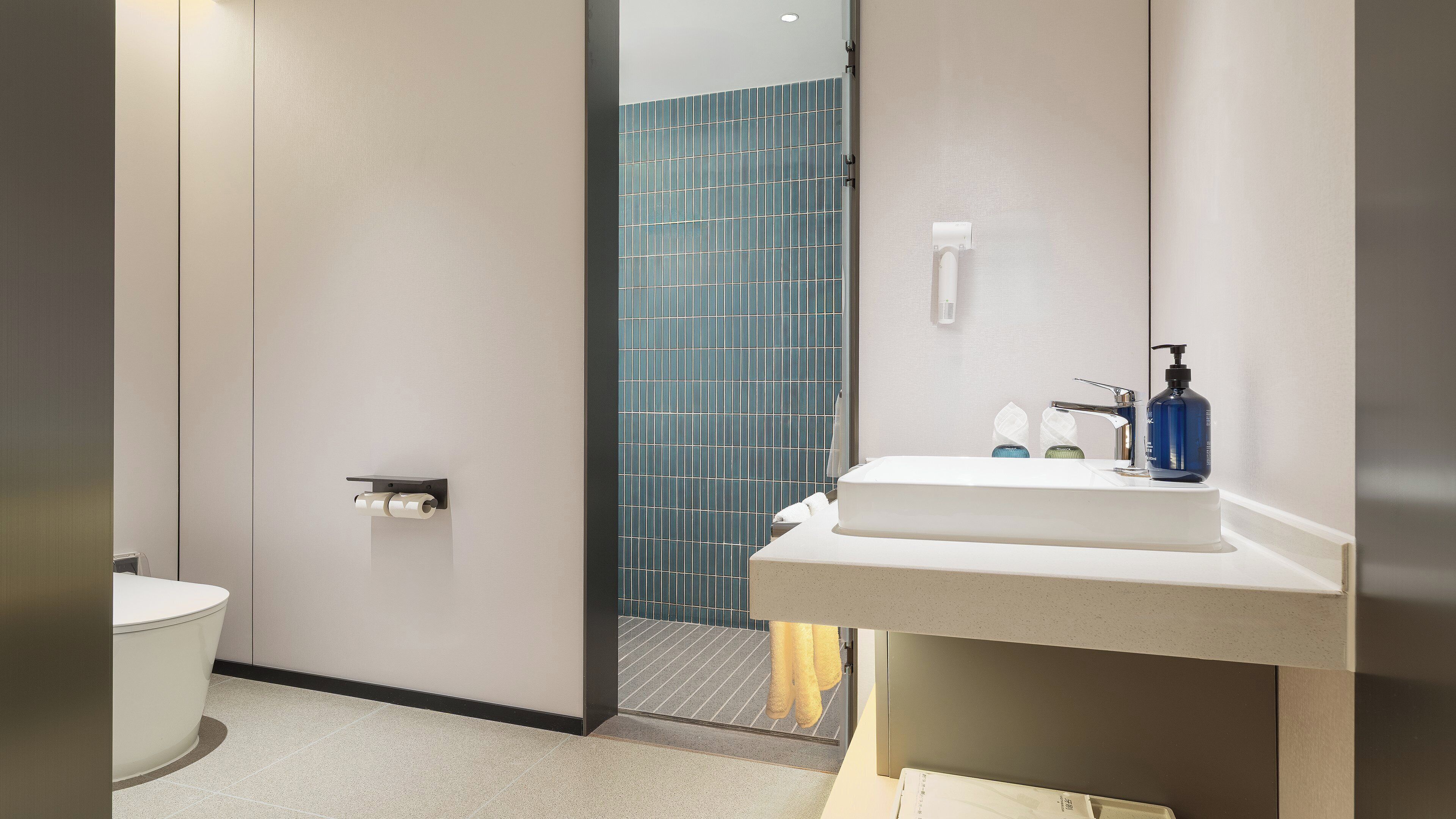 Hollywood Twin Standard | Bathroom | Shower, hair dryer, slippers, towels