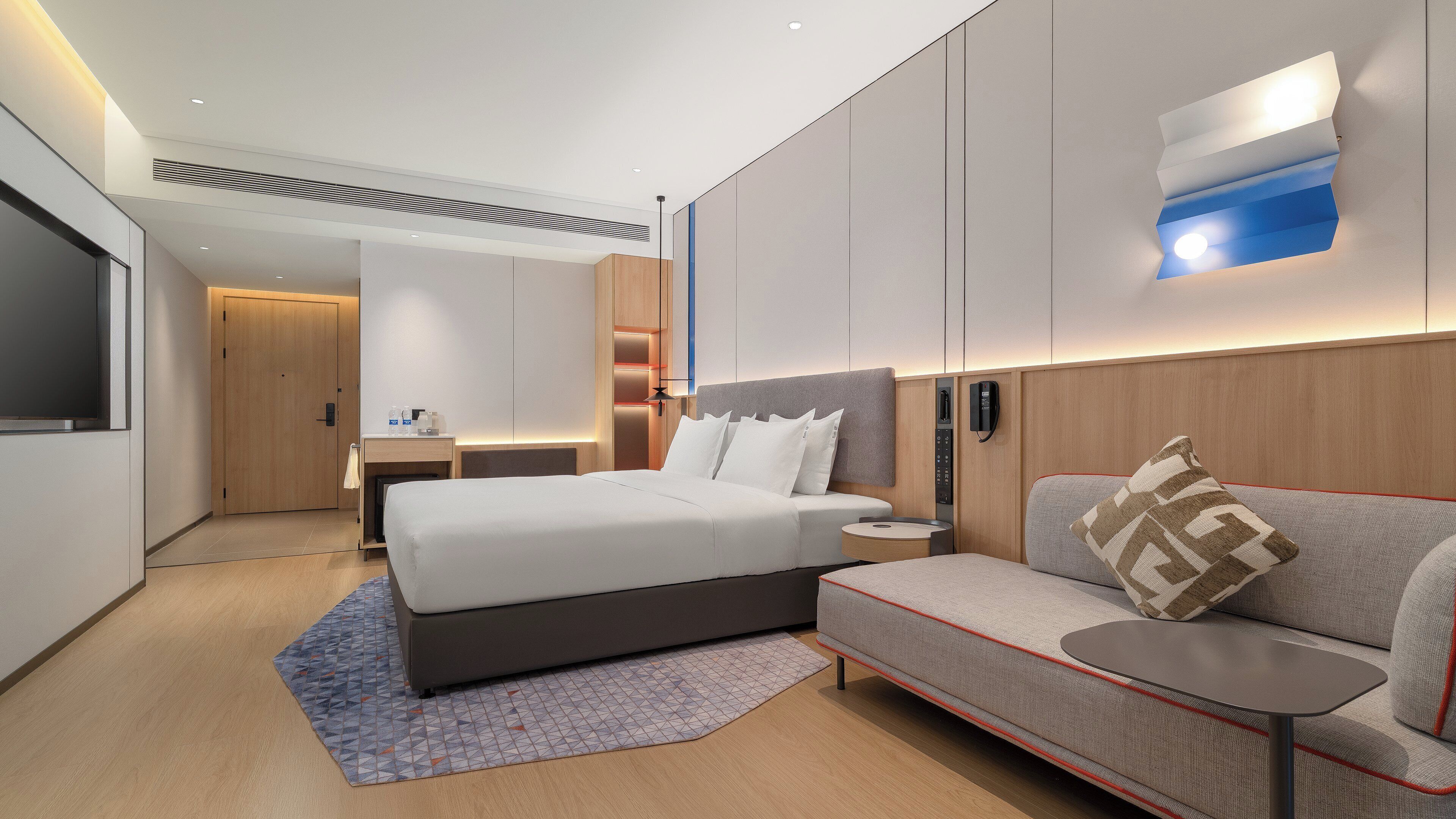 高級寝具、羽毛の掛け布団、デスク、ノートパソコン用作業スペース