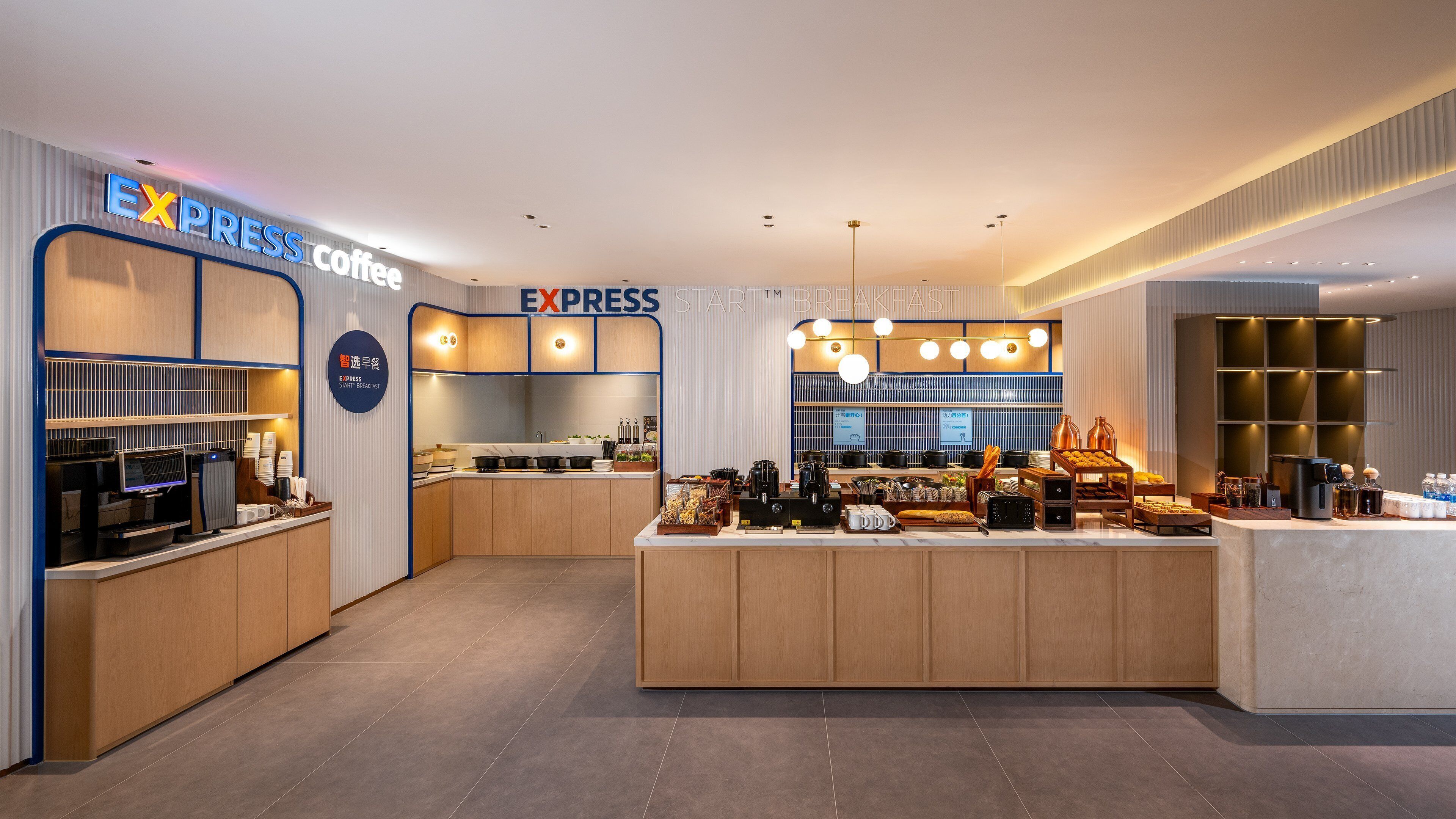 Una cafetería moderna con un mostrador central, máquinas de espresso y una amplia variedad de café y té.