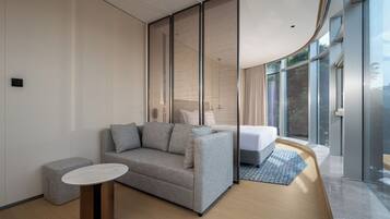 开放式套房 | 羽绒被、办公桌、笔记本电脑工作区、遮光窗帘