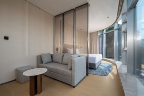 Suíte, 1 cama King, vista para a cidade | Edredons de pluma, escrivaninha, espaço de trabalho para notebook