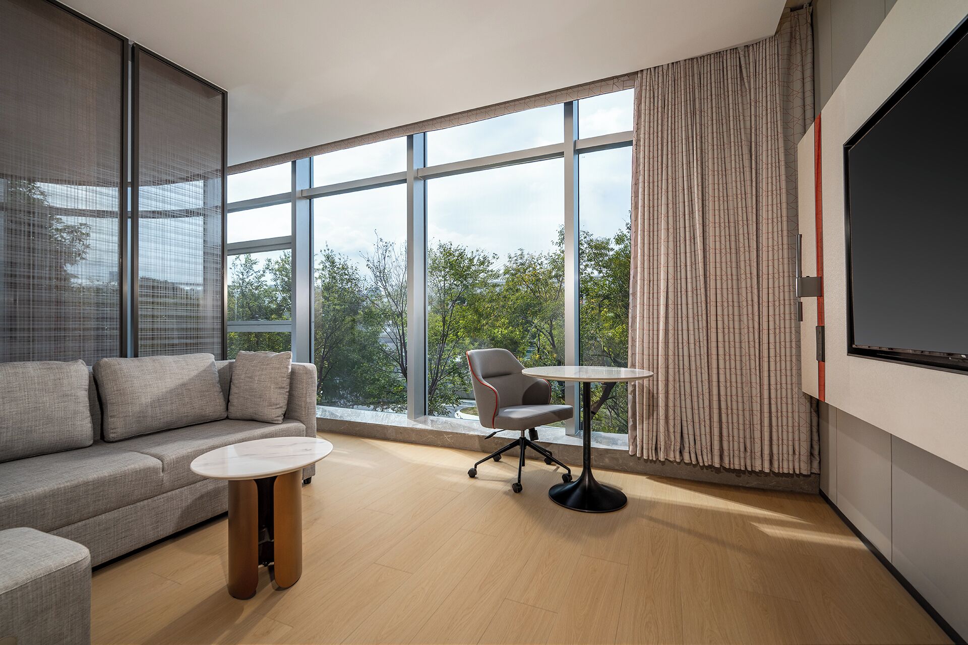 Cubrecamas, escritorio y espacio para trabajar con laptop 