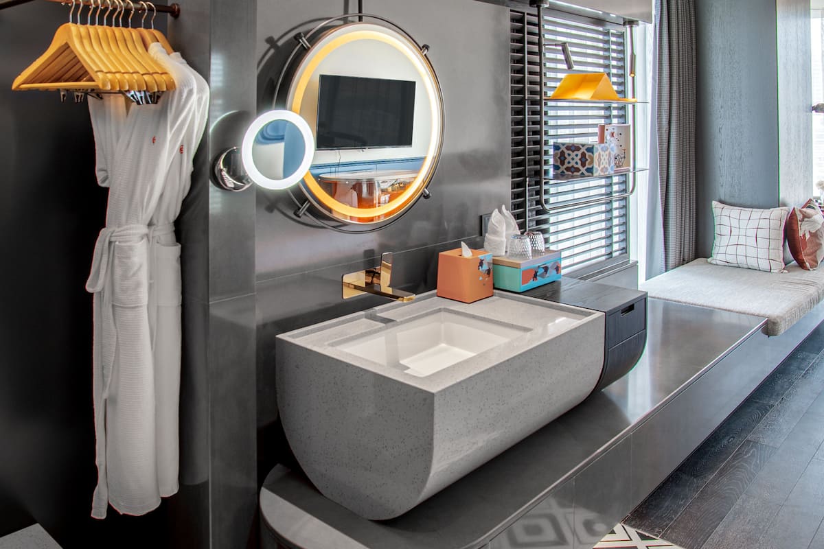 Standardzimmer, 2 Doppelbetten | Badezimmer | Kostenlose Toilettenartikel, Haartrockner, Bademäntel, Hausschuhe