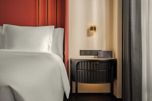 Minibar, in-room safe, individually decorated, iron/ironing board - Hotel Indigo Zhuhai Xiangzhou by IHG (Zhuhai)