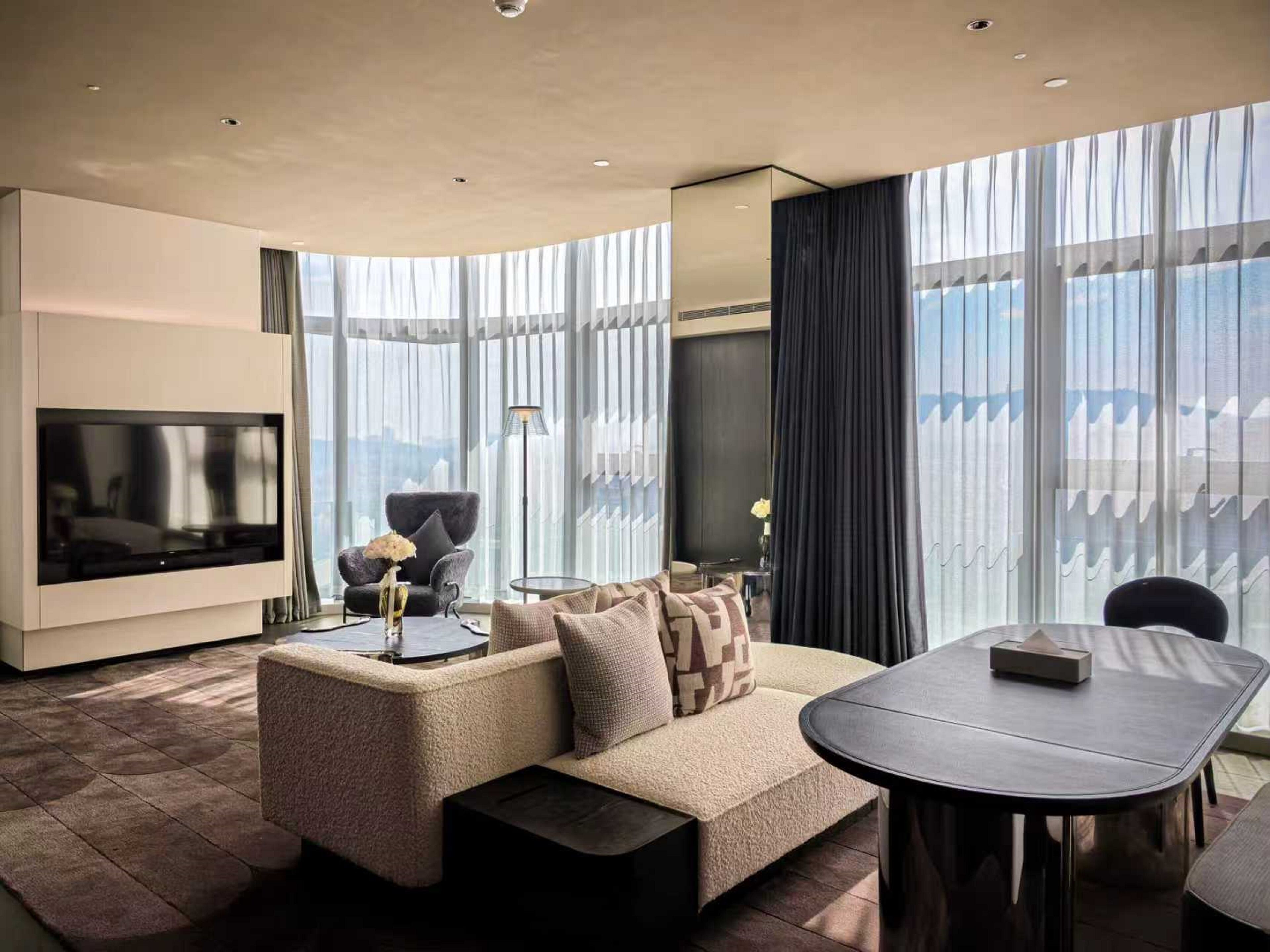 Suite, 1 soverom (Living and Dining Area) | Minibar, safe på rommet, individuelt dekorert og strykejern/-brett