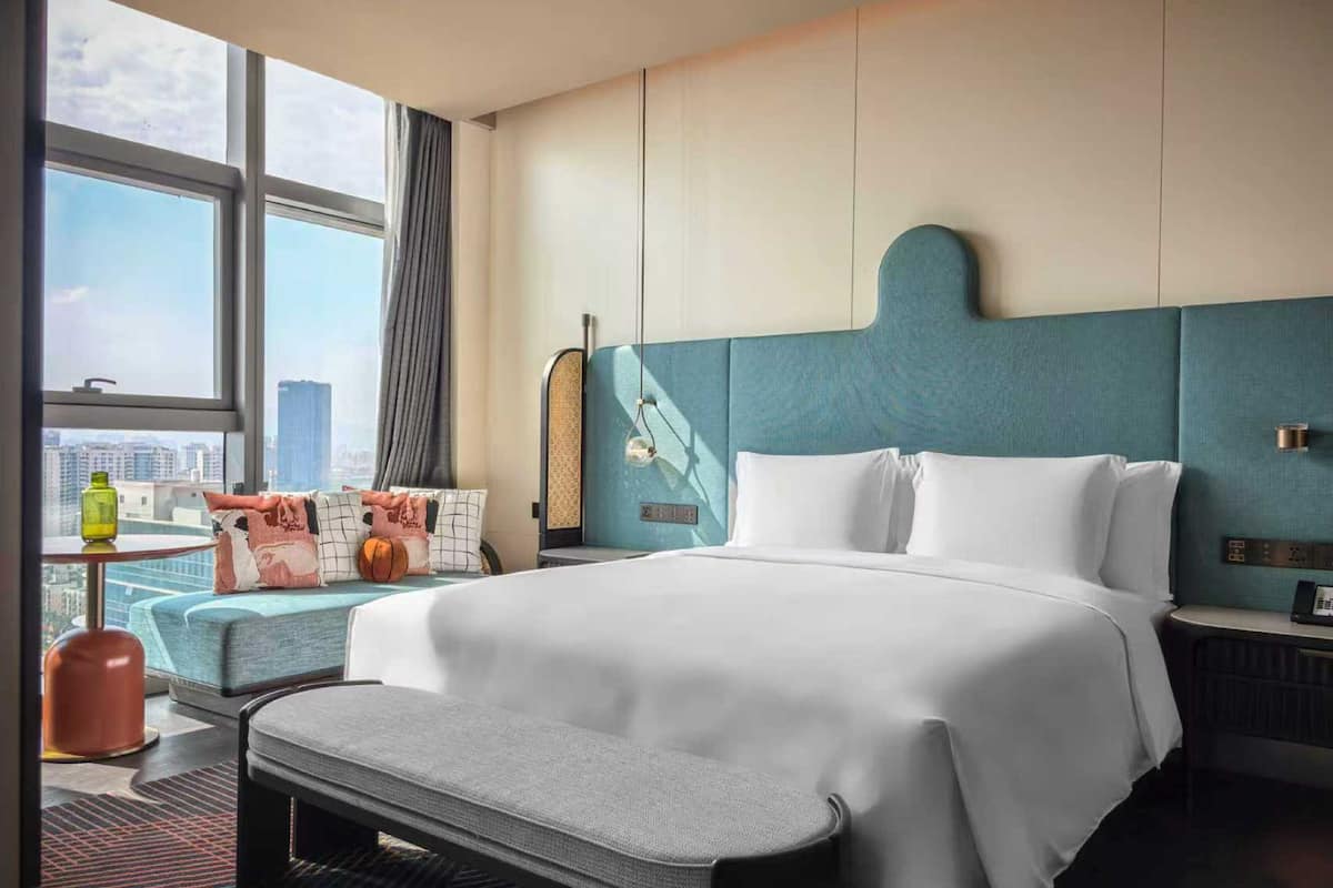 Suite, 1 chambre (Living and Dining Area) | Minibar, coffres-forts dans les chambres, décoration personnalisée