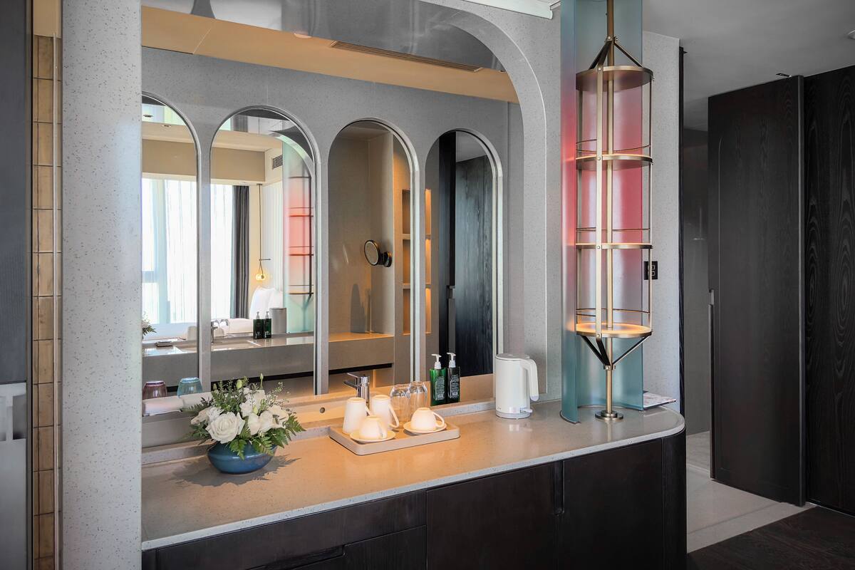 Frigobar, cofres nos quartos, ferros/tábuas de passar roupa