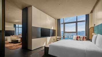 Suite, 1 Schlafzimmer (Living and Dining Area) | Minibar, Zimmersafe, individuell dekoriert, Bügeleisen/Bügelbrett