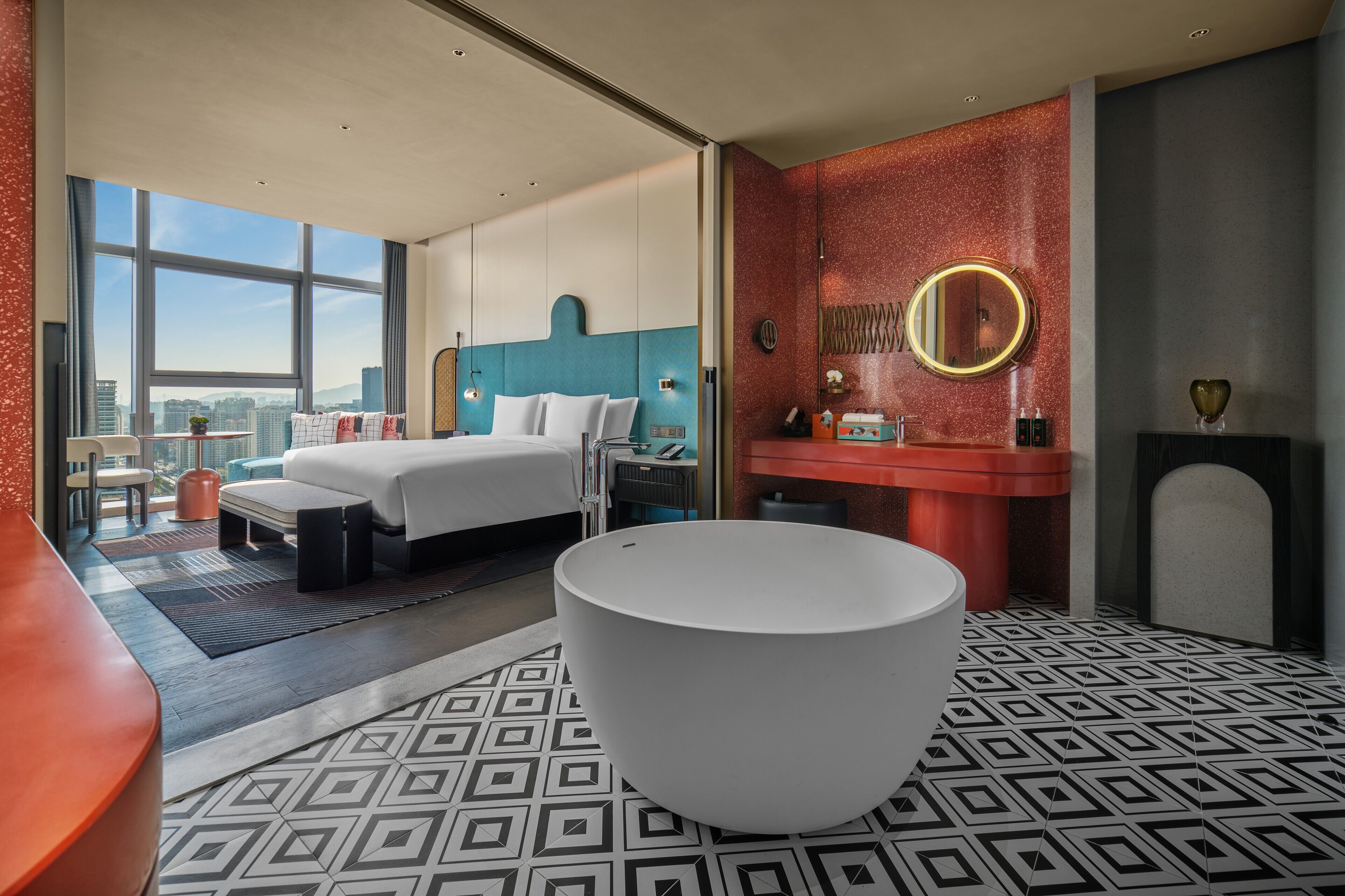 Une chambre d’hôtel moderne avec un grand lit, une baignoire et une vue sur la ville.