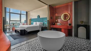Una habitación de hotel moderna con una cama grande, una bañera y vistas a la ciudad.