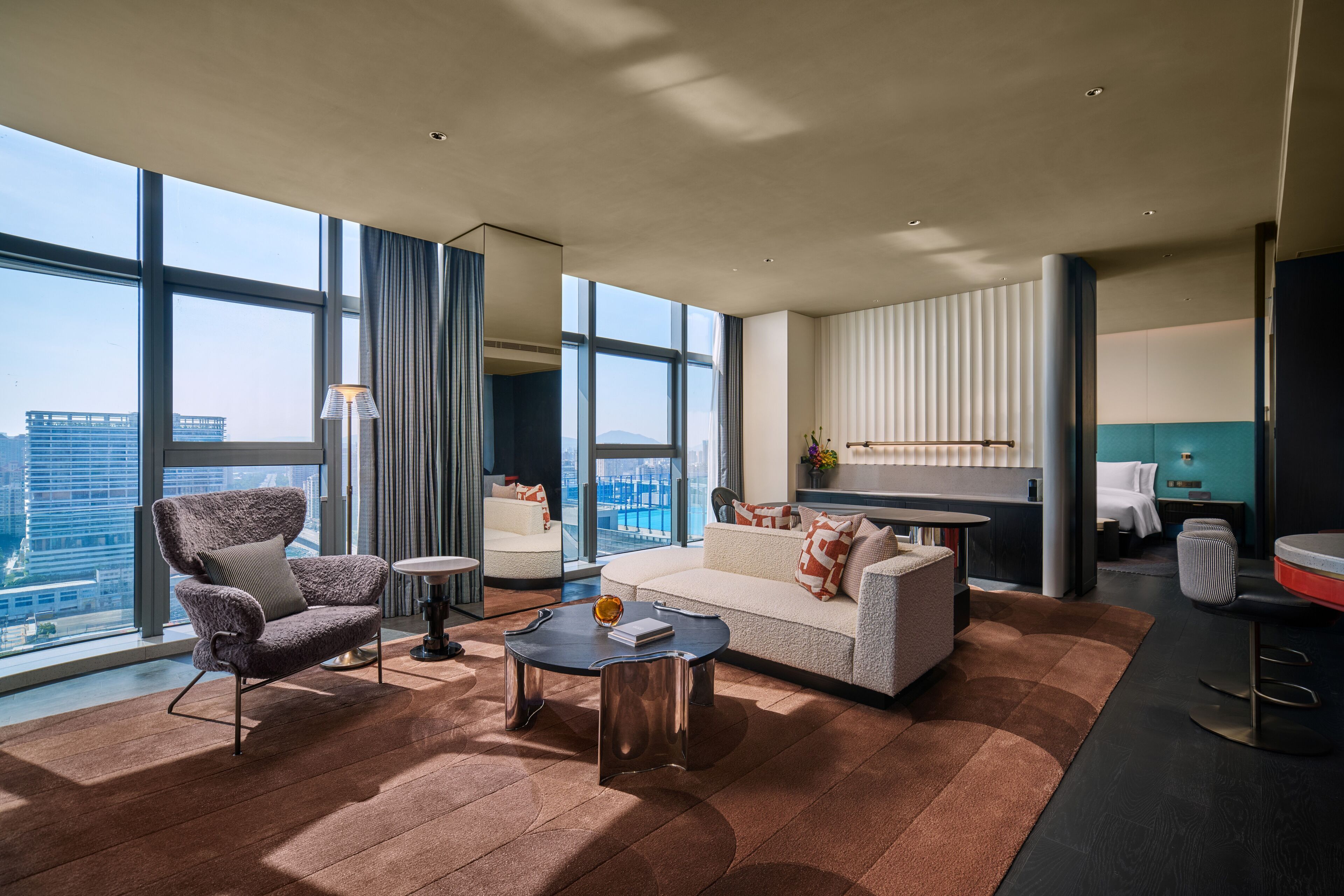 Suite, 1 habitación (Living and Dining Area) | Minibar, caja fuerte, decoración individual