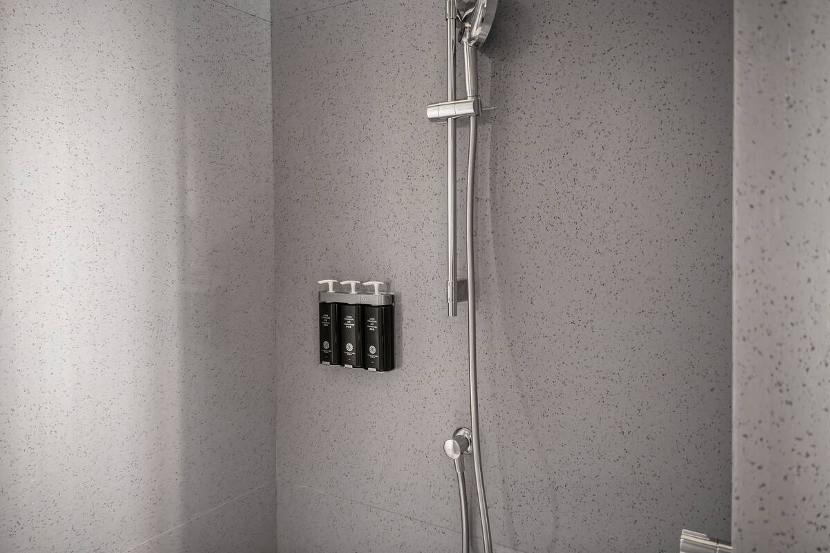 Quarto standard, 2 camas de casal | Banheiro | Produtos de toalete grátis, secador de cabelo, roupões de banho