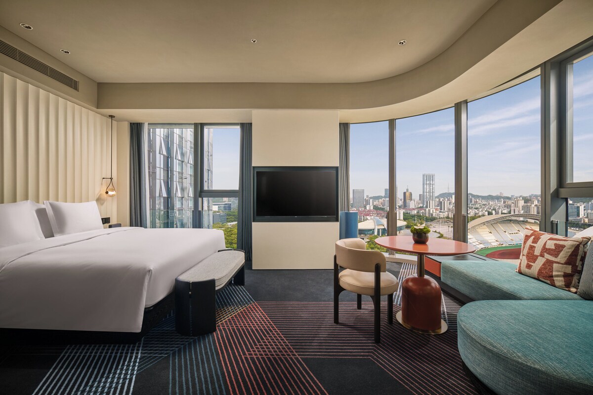 Standard Suite, 1 King Bed | Minibar, in-room safe, soundproofing, iron/ironing board