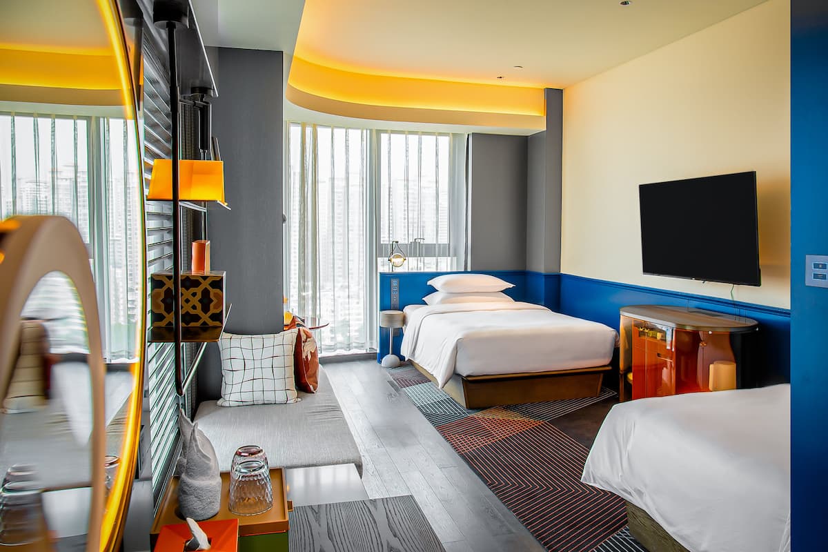 Minibar, coffres-forts dans les chambres, fer et planche à repasser