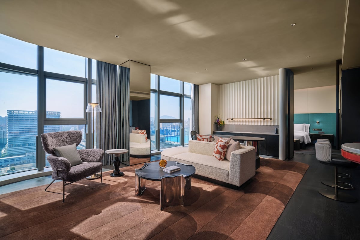 Suite, 1 soverom (Living and Dining Area) | Minibar, safe på rommet, individuelt dekorert og strykejern/-brett