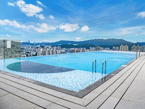 Outdoor pool - Hotel Indigo Zhuhai Xiangzhou by IHG (Zhuhai)