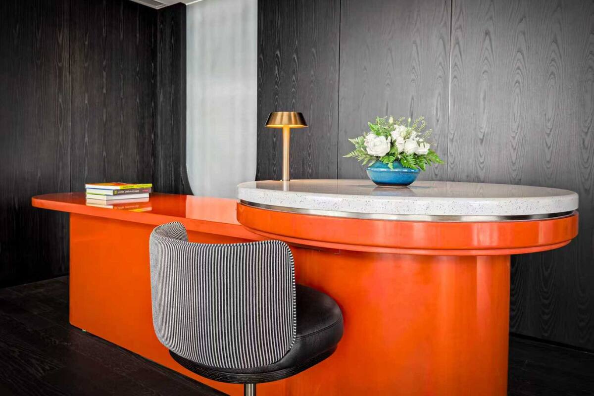 Suíte, 1 quarto (Living and Dining Area) | Frigobar, cofres nos quartos, ferros/tábuas de passar roupa