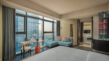 Minibar y caja de seguridad en la habitación